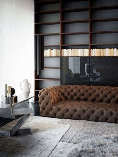 9. Muitos modelos de estofado se inspiram no sofá chesterfield. Foto: Living Room Magazine 9. Muitos modelos de estofado se inspiram no sofá chesterfield. Foto: Living Room Magazine