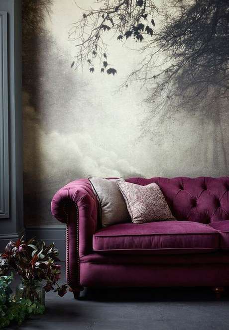 25. O sofá chesterfield roxo é lindo e clássico. Foto: Magical Home Stead 25. O sofá chesterfield roxo é lindo e clássico. Foto: Magical Home Stead