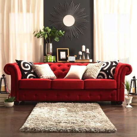 34. O sofá chesterfield vermelho suede é lindo e chamativo. Foto: Essência Móveis 34. O sofá chesterfield vermelho suede é lindo e chamativo. Foto: Essência Móveis