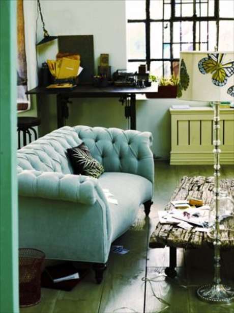 19. Mesas de centro clássicas e rústicas vão bem em uma sala com sofá chesterfield. Foto: The Bower Birds 19. Mesas de centro clássicas e rústicas vão bem em uma sala com sofá chesterfield. Foto: The Bower Birds