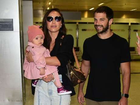 Zoe aposta em look estiloso para retorno ao Brasil Zoe aposta em look estiloso para retorno ao Brasil