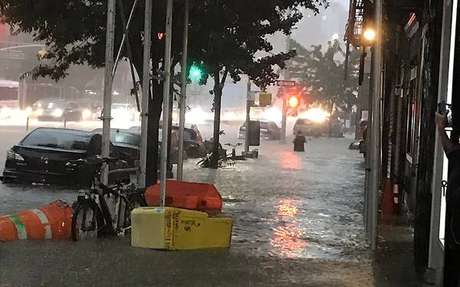 Tempestade alaga ruas de Nova York Tempestade alaga ruas de Nova York