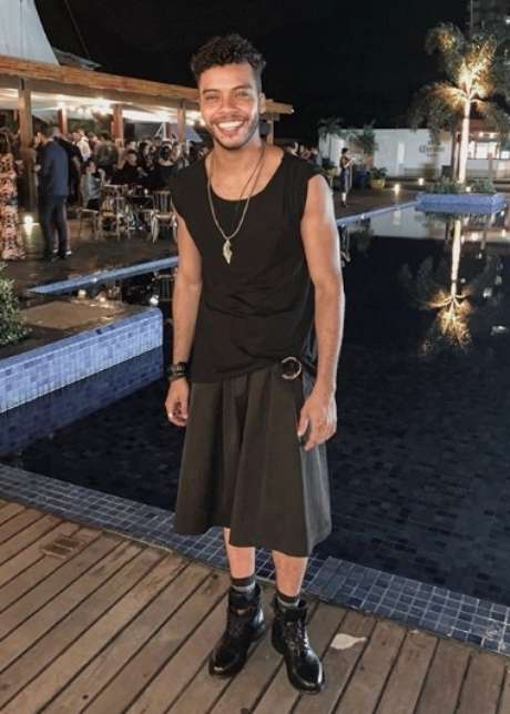 Felipe Silcler usou saia na festa de lançamento de Topíssima: postura contra a masculinidade tóxica Felipe Silcler usou saia na festa de lançamento de Topíssima: postura contra a masculinidade tóxica
