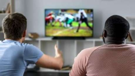 Ficar sentado em frente à TV por horas pode ser perigoso - Foto: Shutterstock