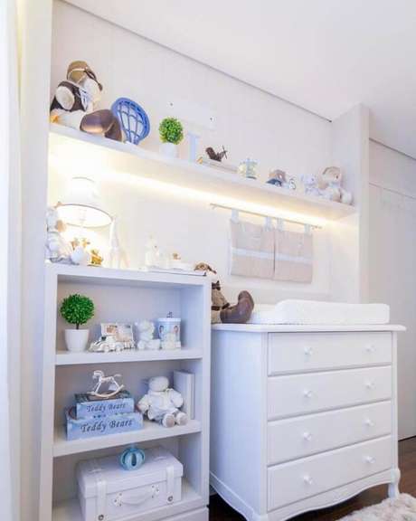 54. Quarto de bebê decorado com iluminação embutida em prateleira e cômoda branca com trocador – Foto: Kids Arquitetura