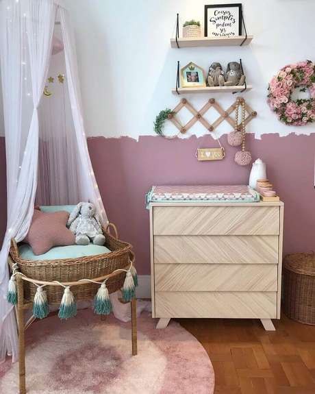 58. Quarto de bebê decorado com cômoda de madeira com trocador – Foto: Kids Arquitetura