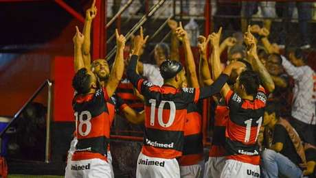 Jogadores do Atlético-GO comemoram gol na vitória sobre o Operário-PR Jogadores do Atlético-GO comemoram gol na vitória sobre o Operário-PR