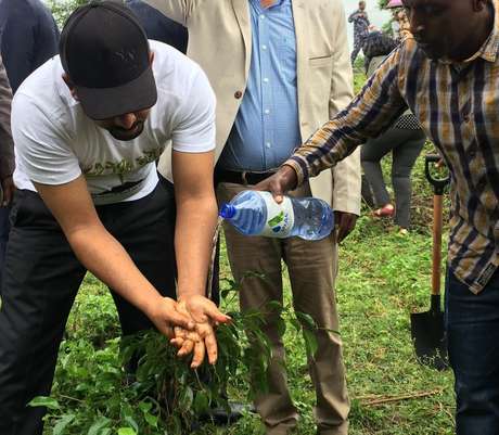 O primeiro-ministro do país, Abiy Ahmed, participou da força-tarefa para plantar árvores