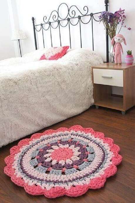 32- O tapete de crochê para o pé da cama compõe o estilo romântico do dormitório. Fonte: Pinterest