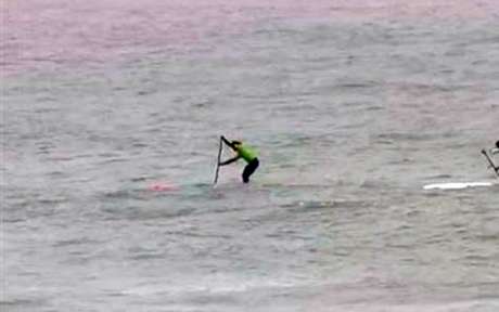 Lena Guimarães ficou em primeiro na prova de corrida do SUP (Foto: Reprodução) Lena Guimarães ficou em primeiro na prova de corrida do SUP (Foto: Reprodução)