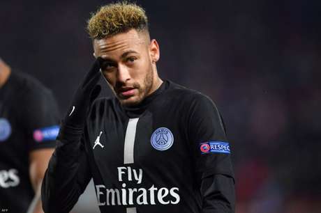 Craque do PSG segue lesionado e participou da comemoração do título (Foto: AFP) Craque do PSG segue lesionado e participou da comemoração do título (Foto: AFP)