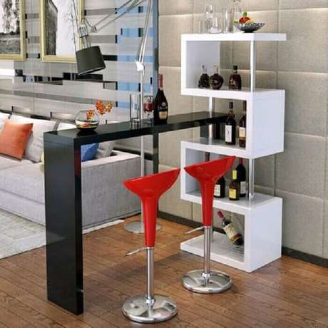 43. Barzinho para sala de canto com nichos em branco e mesa em preto 43. Barzinho para sala de canto com nichos em branco e mesa em preto