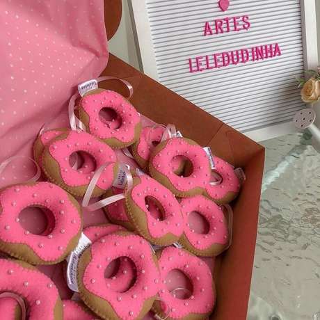 39. Invista na criatividade com lembrancinha de maternidade em feltro com formato de rosquinha. Fonte: Artes Leledudinha 39. Invista na criatividade com lembrancinha de maternidade em feltro com formato de rosquinha. Fonte: Artes Leledudinha