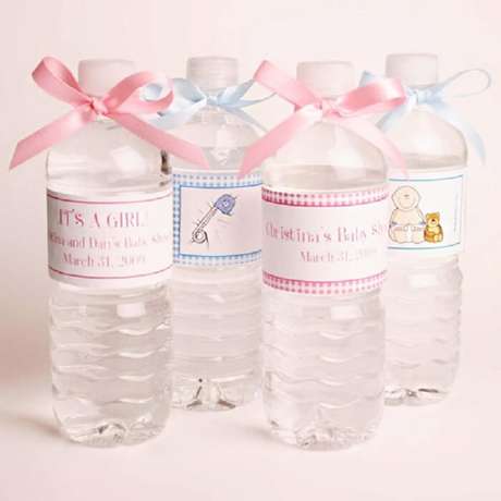 9. Lembrancinha de maternidade barata feita com garrafa de água e rótulo personalizado. Fonte: Pinterest 9. Lembrancinha de maternidade barata feita com garrafa de água e rótulo personalizado. Fonte: Pinterest