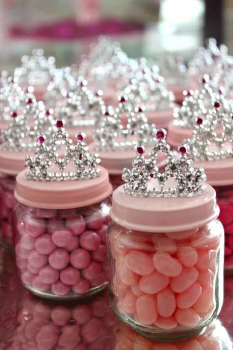 86. Lembrancinha de maternidade feita com potes de guloseimas. Fonte: Pinterest 86. Lembrancinha de maternidade feita com potes de guloseimas. Fonte: Pinterest