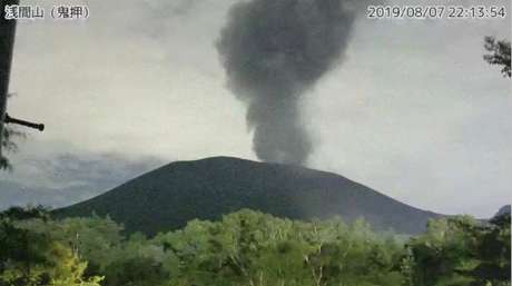 Câmara da Agência de Meteorologia do Japão mostra momento da erupção do Mounte Asama