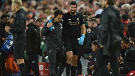 Alisson foi substituído aos 38 do primeiro tempo (AFP) Alisson foi substituído aos 38 do primeiro tempo (AFP)