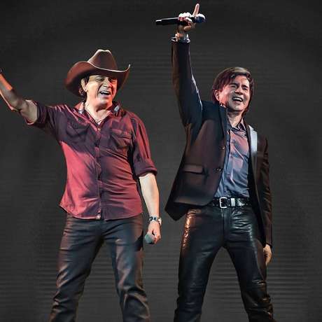 Dupla Chitãozinho & Xororó se apresenta em Curitiba neste sábado (10). Dupla Chitãozinho & Xororó se apresenta em Curitiba neste sábado (10).