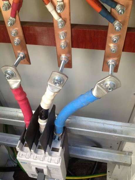 14. Há tipos de instalação elétrica que usam cabo ao invés de fios. Foto: Electrical Technology 14. Há tipos de instalação elétrica que usam cabo ao invés de fios. Foto: Electrical Technology