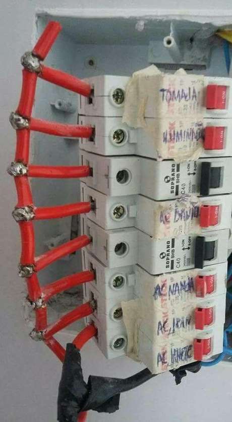 19. Uma instalação elétrica mal feita pode ser muito perigosa. Foto: Imgur 19. Uma instalação elétrica mal feita pode ser muito perigosa. Foto: Imgur