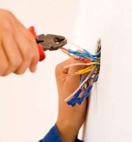 34. A instalação elétrica oferece riscos para pessoas não qualificadas. Foto: Instalações Gama 34. A instalação elétrica oferece riscos para pessoas não qualificadas. Foto: Instalações Gama