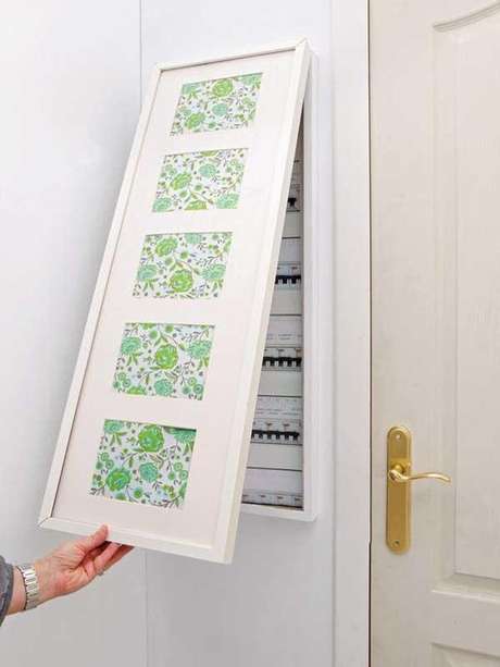 23. O quadro de instalação elétrica não precisa fazer parte da decoração se você não quiser. Foto: Casa Diez 23. O quadro de instalação elétrica não precisa fazer parte da decoração se você não quiser. Foto: Casa Diez