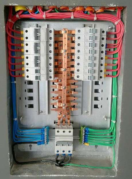 9. É importante que a instalação elétrica seja organizada. Foto: Electrical Technology 9. É importante que a instalação elétrica seja organizada. Foto: Electrical Technology