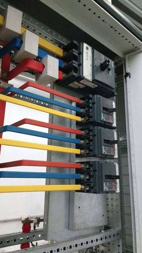39. É necessário fazer uma previsão de cargas e cálculos para efetuar a instalação elétrica. Foto: Electrical Technology 39. É necessário fazer uma previsão de cargas e cálculos para efetuar a instalação elétrica. Foto: Electrical Technology