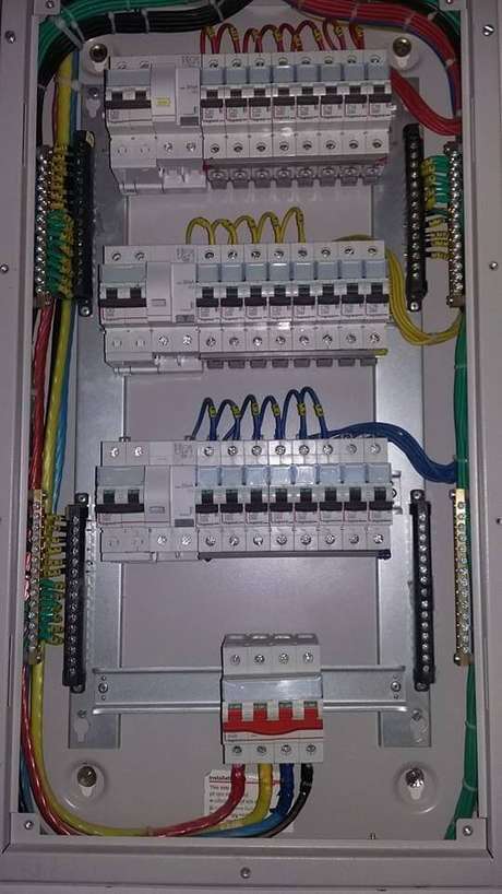 42. Trabalhar com diagramas é mais do que necessário para a instalação elétrica. Foto: Electrical Technology 42. Trabalhar com diagramas é mais do que necessário para a instalação elétrica. Foto: Electrical Technology