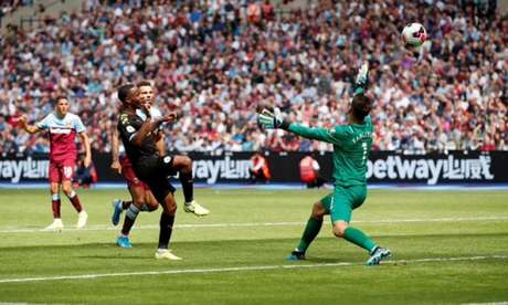 Sterling marcou três vezes na manhã deste sábado (Divulgação) Sterling marcou três vezes na manhã deste sábado (Divulgação)