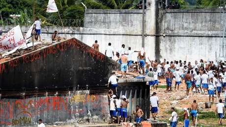 No presídio de Alcaçuz, na região metropolitana de Natal, ao menos 26 presos da facção Sindicato do Crime foram mortos por integrantes do PCC No presídio de Alcaçuz, na região metropolitana de Natal, ao menos 26 presos da facção Sindicato do Crime foram mortos por integrantes do PCC