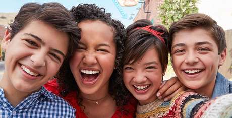 Joshua com colegas de elenco de Andi Mack: a Disney é uma companhia que apoia a causa LGBT na mídia Joshua com colegas de elenco de Andi Mack: a Disney é uma companhia que apoia a causa LGBT na mídia