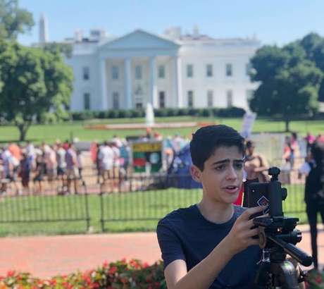 O ator durante gravação diante da Casa Branca, em Washington: ativismo online na intenção de atrair adolescentes e jovens para a política O ator durante gravação diante da Casa Branca, em Washington: ativismo online na intenção de atrair adolescentes e jovens para a política