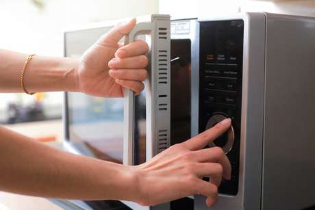 Veja o que não esquentar no micro-ondas para evitar acidentes e preservar seu eletrodoméstico