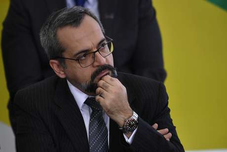 O ministro da Educação, Abraham Weintraub, durante a cerimônia de celebração pelos 200 dias do governo do presidente Jair Bolsonaro, no Palácio do Planalto, em Brasília O ministro da Educação, Abraham Weintraub, durante a cerimônia de celebração pelos 200 dias do governo do presidente Jair Bolsonaro, no Palácio do Planalto, em Brasília