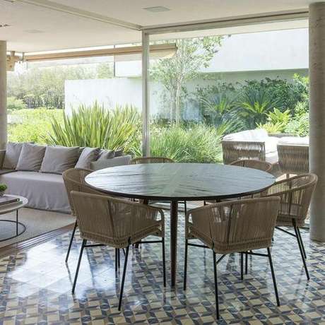 36. O piso para varanda de ladrilho decorado dá mais destaque ao ambiente. Projeto de Triplex Arquitetura 36. O piso para varanda de ladrilho decorado dá mais destaque ao ambiente. Projeto de Triplex Arquitetura