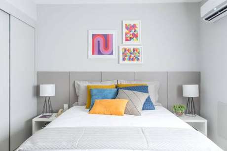 64. Cores para quartos clean e almofadas coloridas – Por: Pinterest