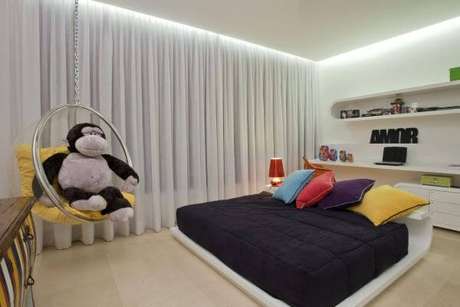 65. Cores para quartos com almofadas coloridas – Por: Andre Brandão e Marcia Varizo