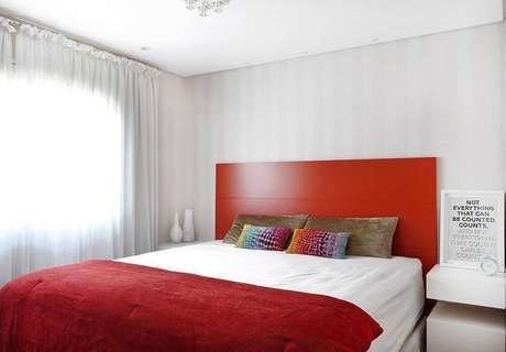 58- O vermelho também pode ser o eleito como cor para o quarto de casal.