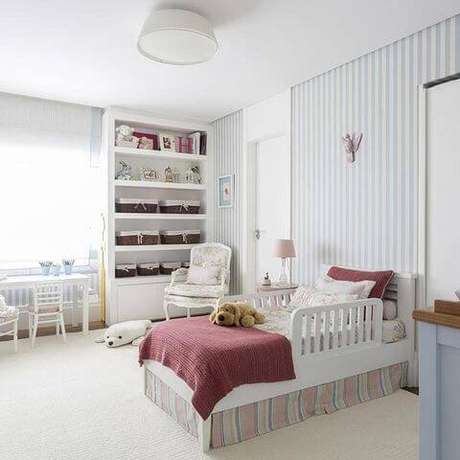 45-  O rosa ainda aparece nas cores para quarto de menina, mas equilibrado com outras cores para um efeito mais suave. Projeto por BMG Arquitetura.