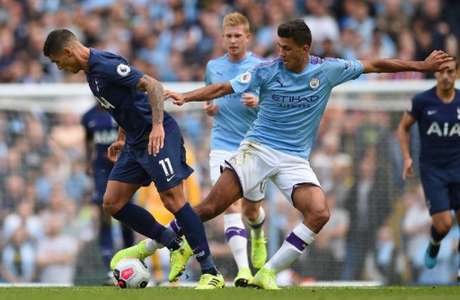 Manchester City e Tottenham empatam em 2 a 2 neste sábado (OLI SCARFF/AFP) Manchester City e Tottenham empatam em 2 a 2 neste sábado (OLI SCARFF/AFP)