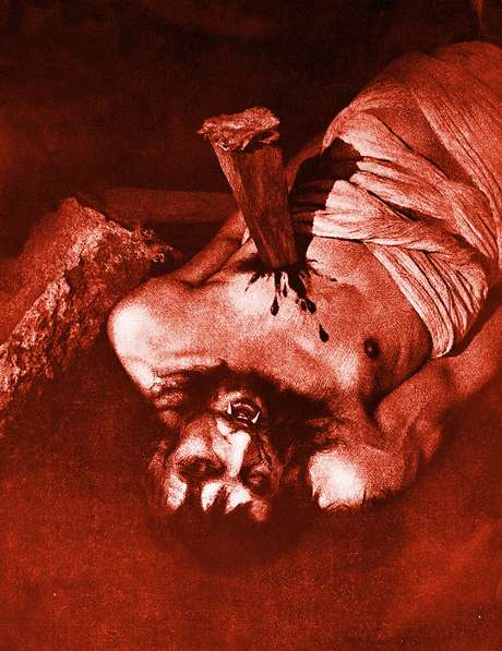 O ritual para matar vampiros previa cravar uma estaca no peito e queimar o corpo O ritual para matar vampiros previa cravar uma estaca no peito e queimar o corpo