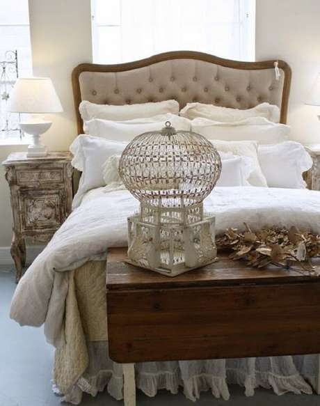 22. Gaiolas decorativas dá um charme na decoração do quarto de casal. Fonte: Pinterest 22. Gaiolas decorativas dá um charme na decoração do quarto de casal. Fonte: Pinterest
