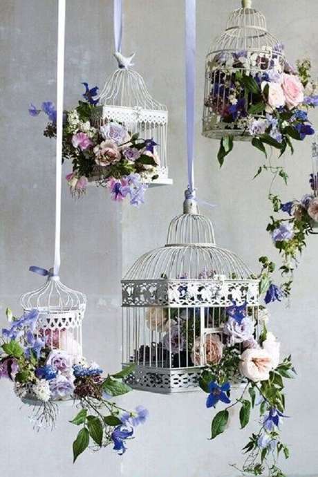 68. Gaiolas decorativas suspensas com flores. Fonte: Pinterest 68. Gaiolas decorativas suspensas com flores. Fonte: Pinterest