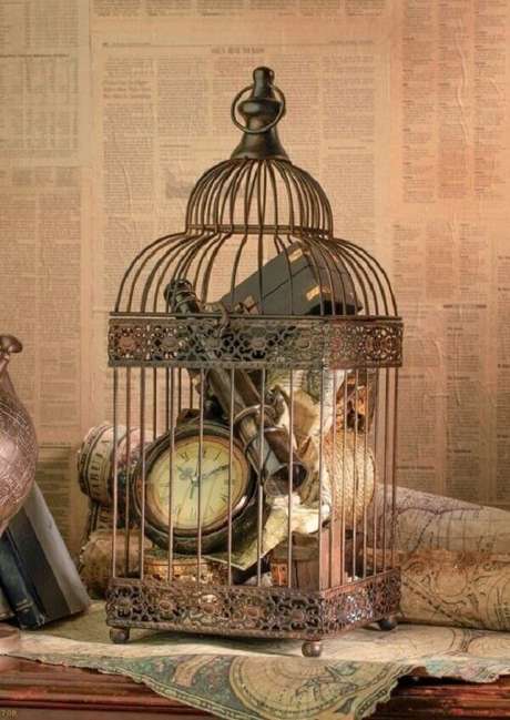23. Para uma decoração vintage inclua objetos antigos dentro das gaiolas decorativas. Fonte: Pinterest 23. Para uma decoração vintage inclua objetos antigos dentro das gaiolas decorativas. Fonte: Pinterest