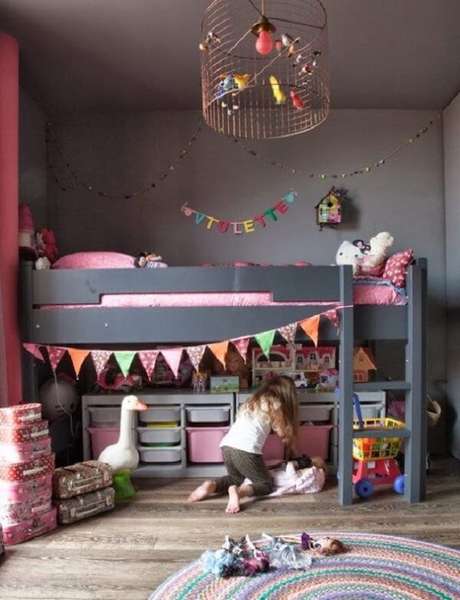 61. Quarto infantil com luminária feita de gaiola. Fonte: Pinterest 61. Quarto infantil com luminária feita de gaiola. Fonte: Pinterest