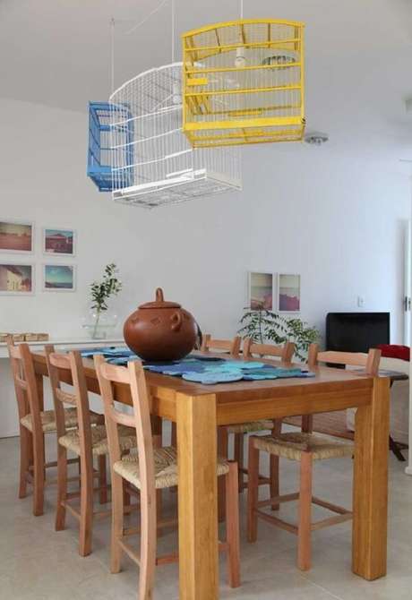 5. Decoração com gaiolas de passarinho foram utilizadas como luminárias na sala de jantar. Fonte: Pinterest 5. Decoração com gaiolas de passarinho foram utilizadas como luminárias na sala de jantar. Fonte: Pinterest