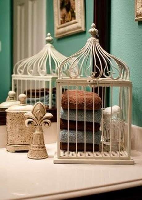 24. Gaiolas decorativas para o ambiente de banheiro serve de apoio para guardar toalhas de rosto. Fonte: Pinterest 24. Gaiolas decorativas para o ambiente de banheiro serve de apoio para guardar toalhas de rosto. Fonte: Pinterest