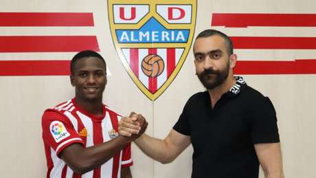 Clube espanhol anunciou a chegada de Jonathan (Foto: Divulgação/UD Almería)