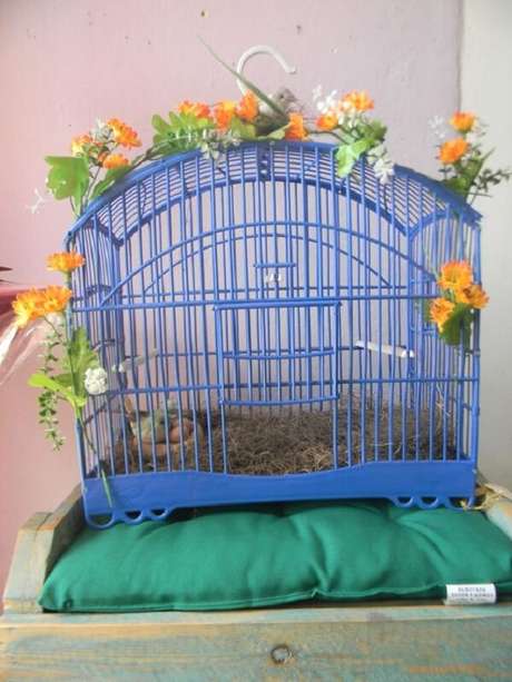 21. Gaiola de passarinho utilizada na decoração de ambiente. Fonte: Artesanei 21. Gaiola de passarinho utilizada na decoração de ambiente. Fonte: Artesanei